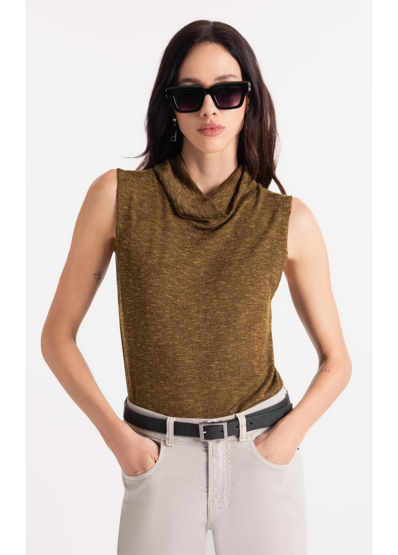 Blusa Jackie High Collar Sleevless Verde Militar
