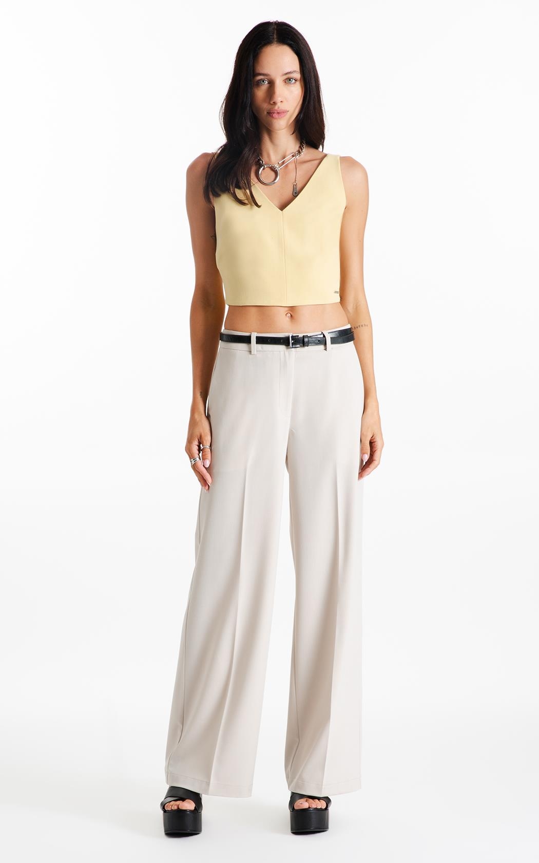 Blusa Tailoring v Neckline Cropped Trigo Blusa Tailoring v Neckline Cropped Trigo