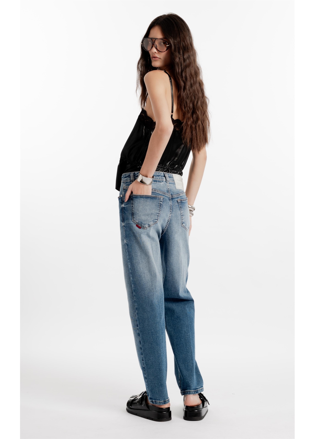 Calça Jeans New Blue Mom Lav.Medio C/ Grampos