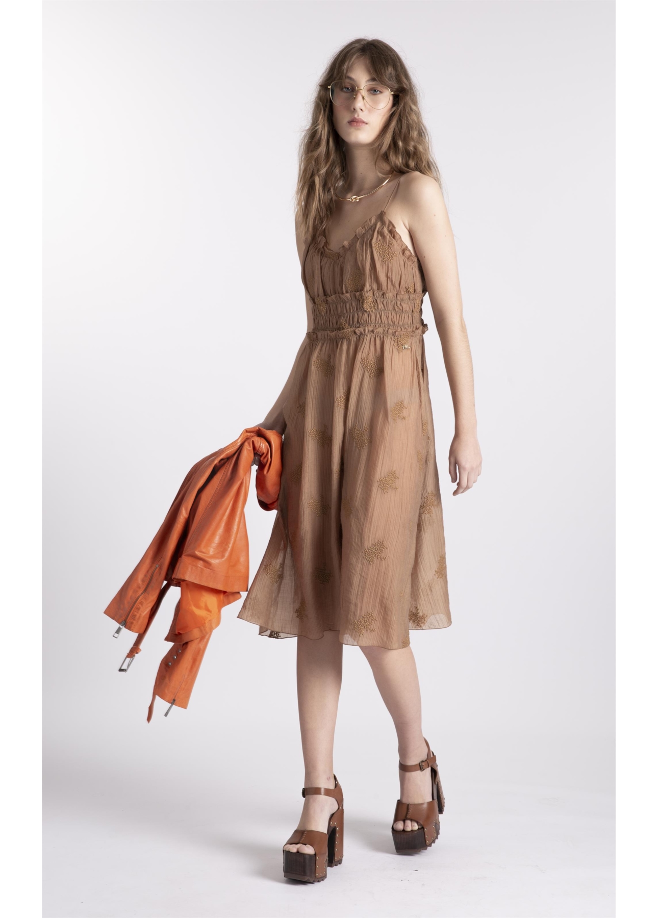 Vestido Crinkle Aira Strappy Midi Marrom