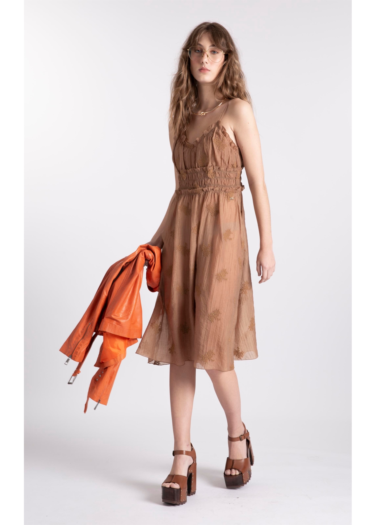 Vestido Crinkle Aira Strappy Midi Marrom