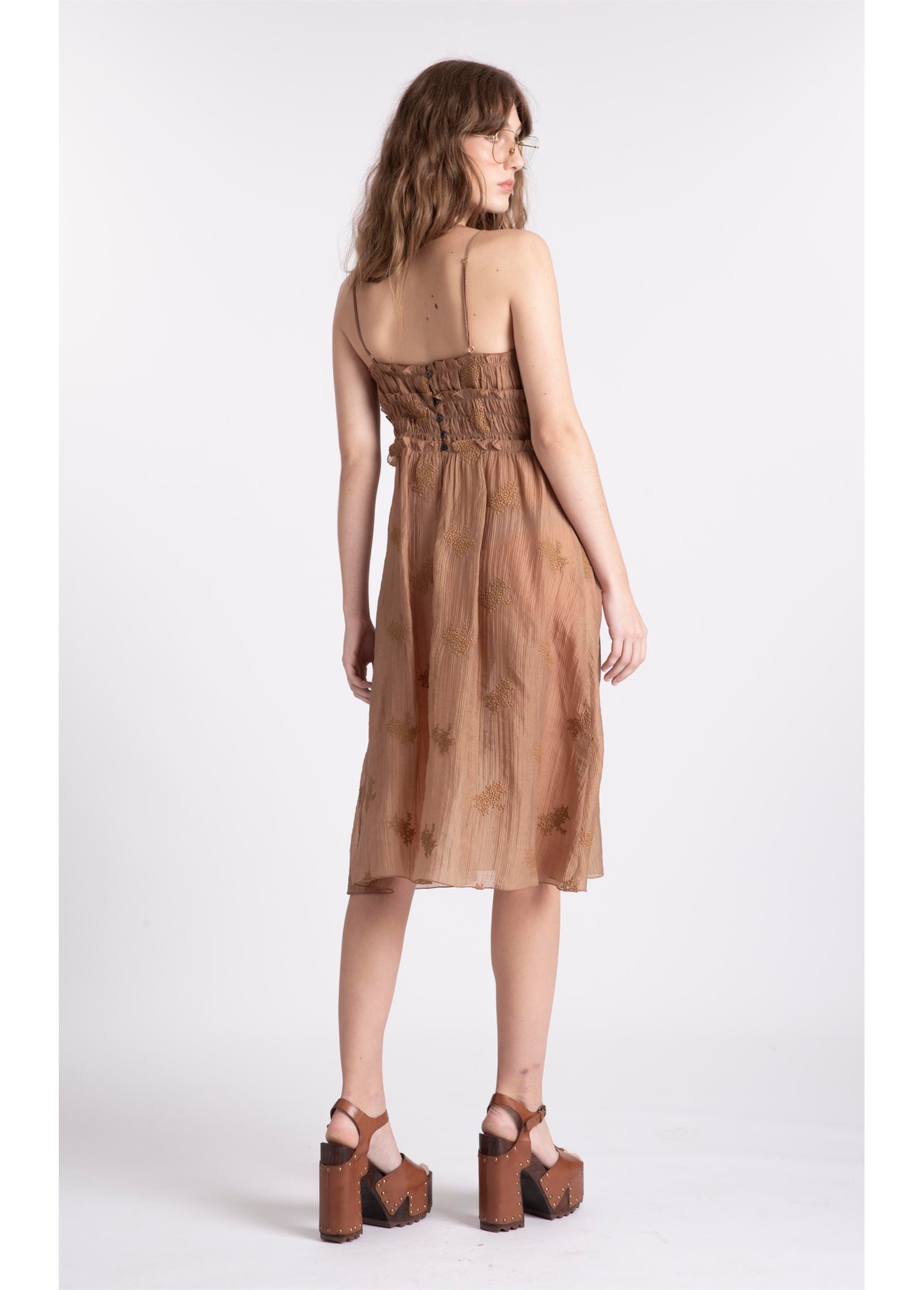 Vestido Crinkle Aira Strappy Midi Marrom