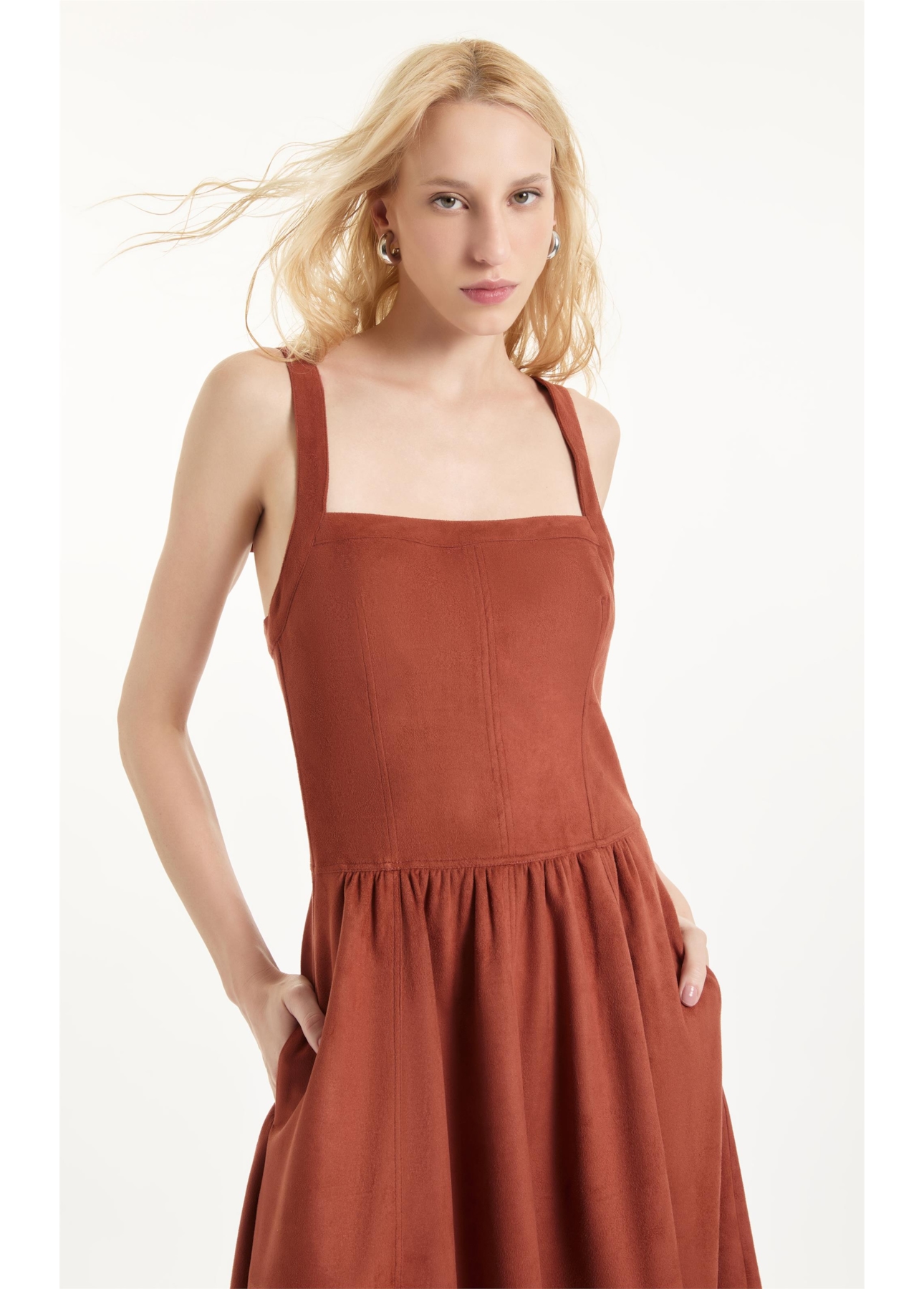 Vestido Nobu Recortes Terra