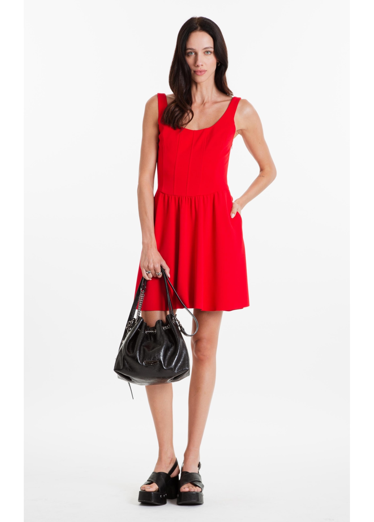 Vestido Scuba Crepe Recortes Evase Curto Vermelho