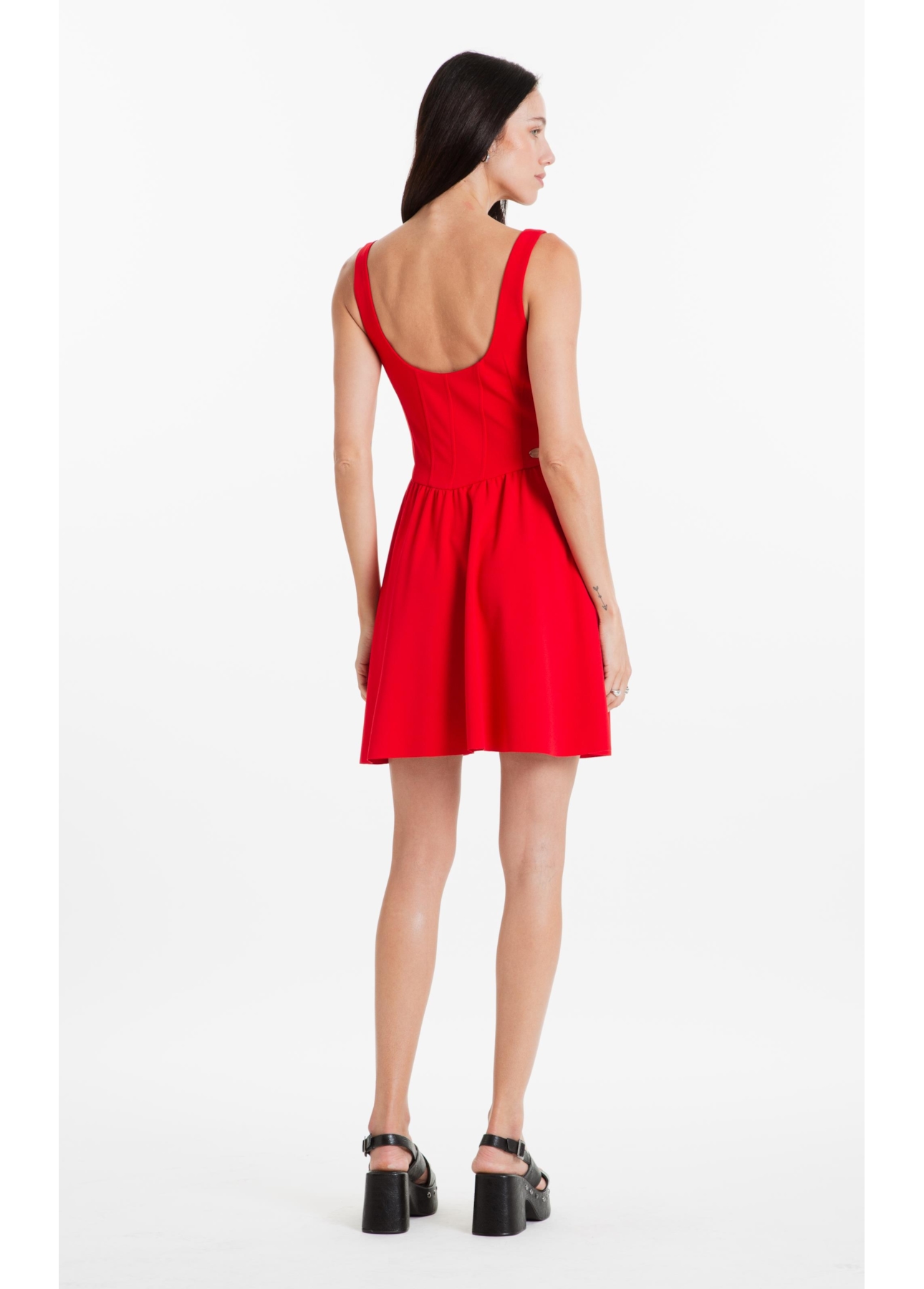 Vestido Scuba Crepe Recortes Evase Curto Vermelho