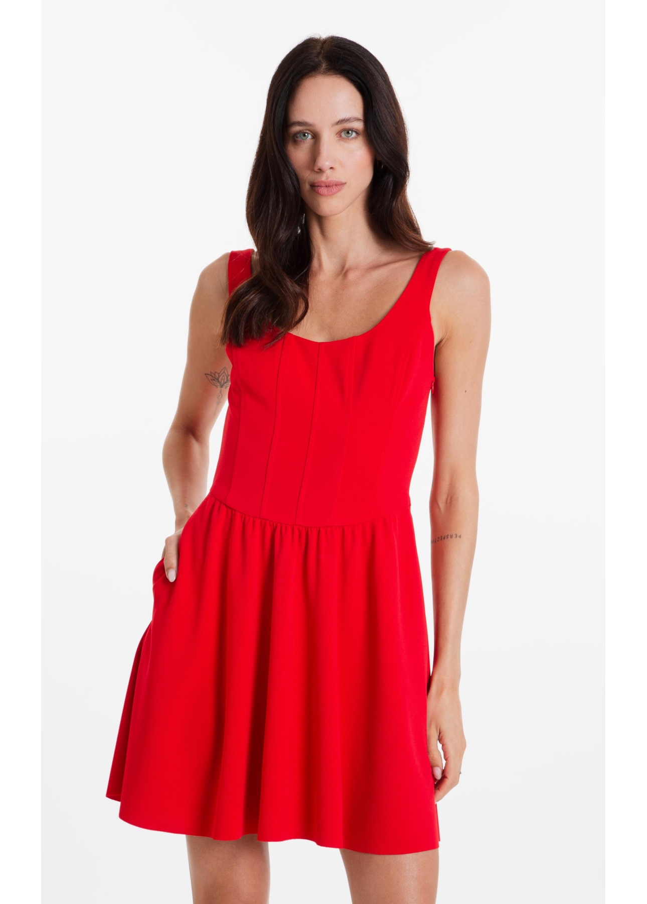 Vestido Scuba Crepe Recortes Evase Curto Vermelho