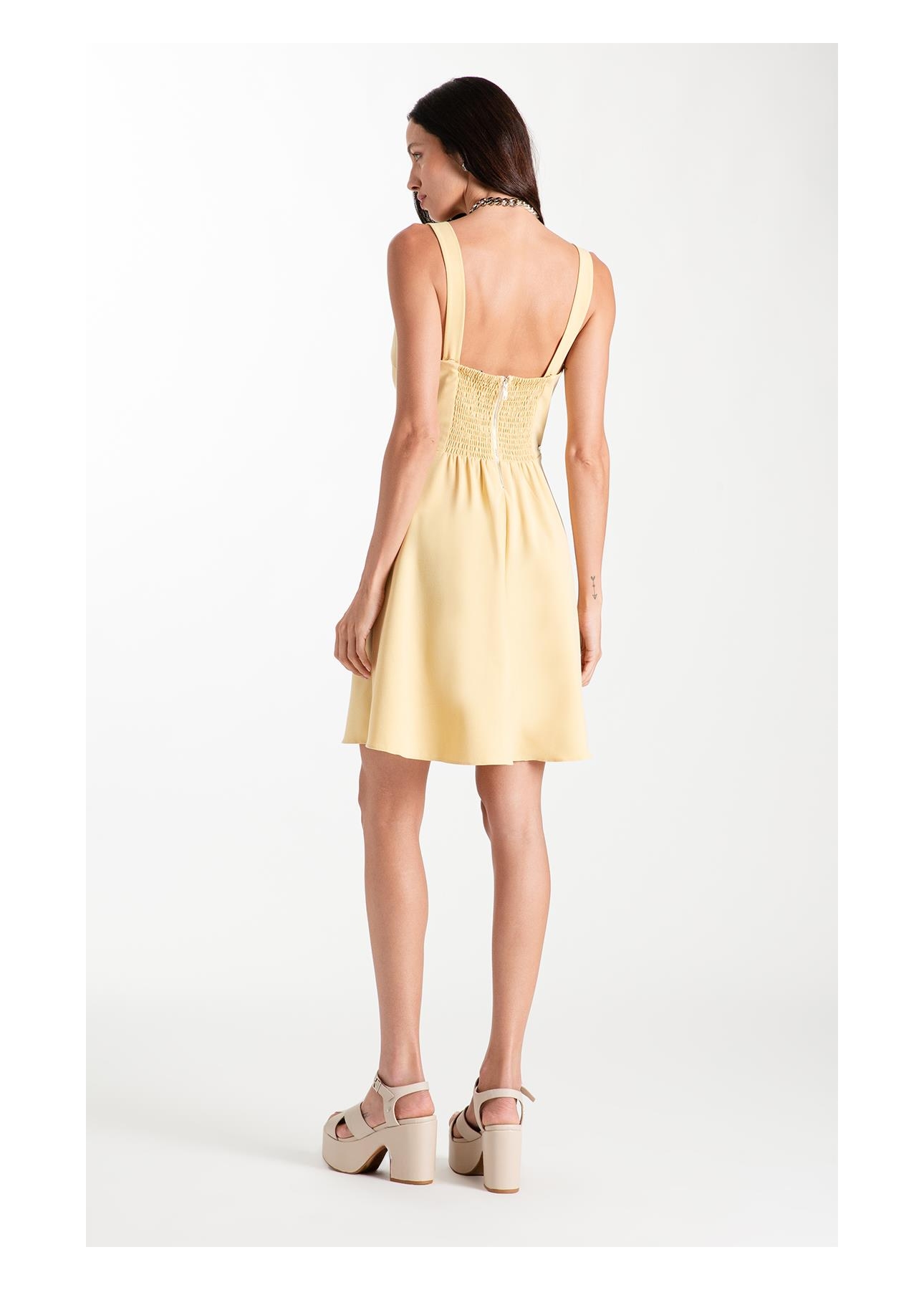 Vestido Tailoring v Neckline Curto Trigo