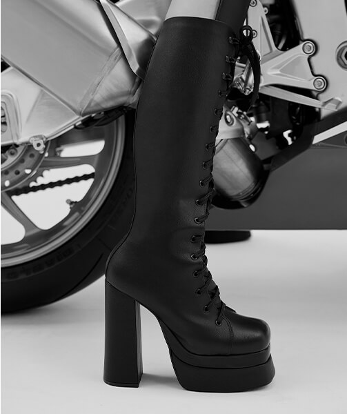 homem apoiado na porta aberta do carro