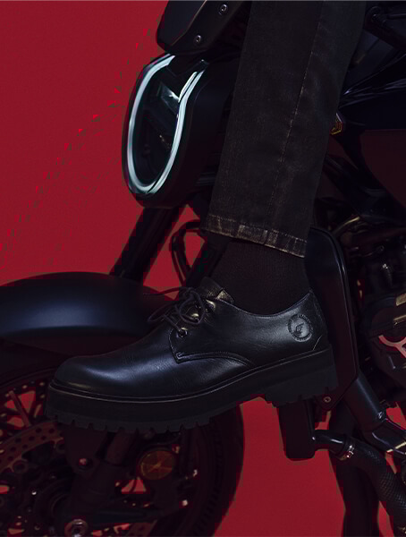 homem apoiado em um carro preto