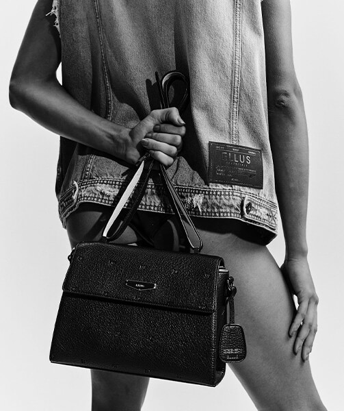 mulher de jaqueta e chapeu de cowboy